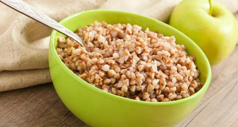 Buckwheat porridge with an apple