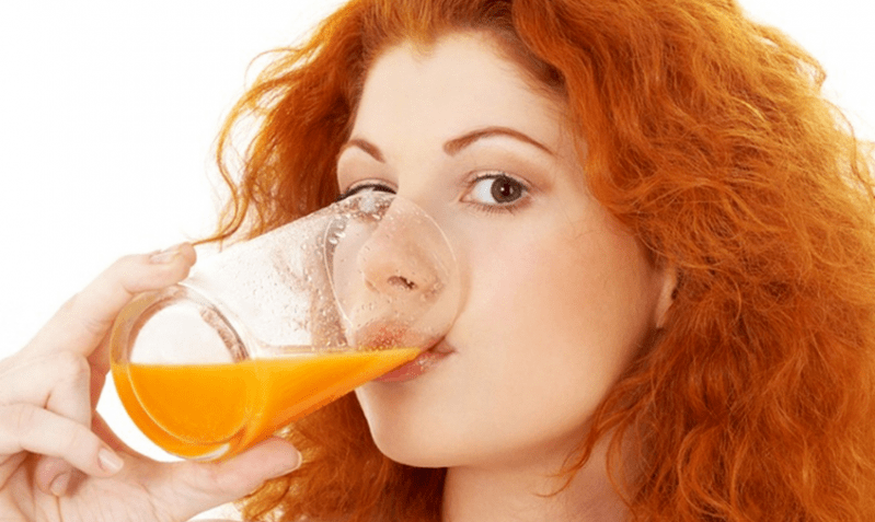 girl drinks juice on a drinking diet